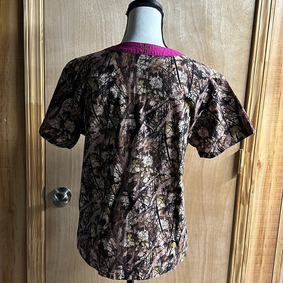 Camoflauge Scrub top size medium - Picture 3 of 4